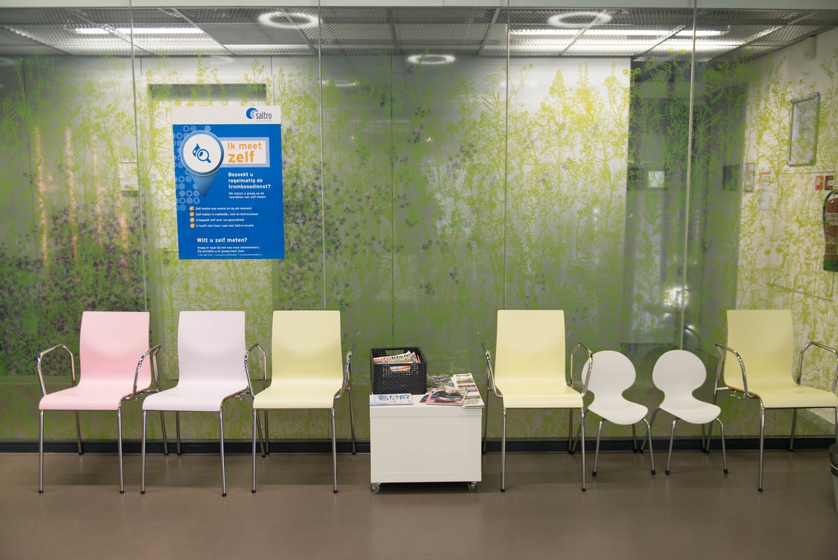 Lege stoelen in een wachtkamer van een ziekenhuis.