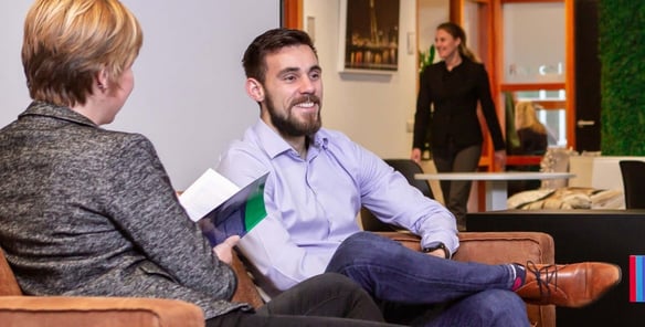 Een lachende man met baard