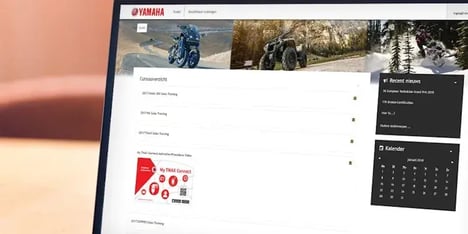 laptop scherm met yamaha website