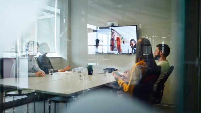 Mensen aan vergadertafel