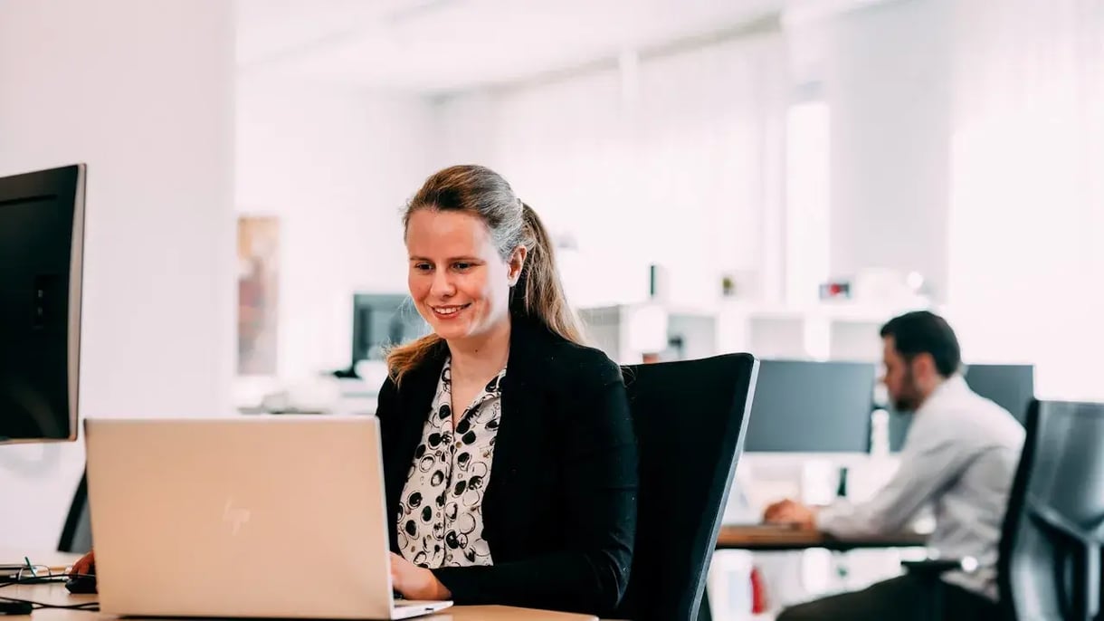 Een vrouw achter haar laptop