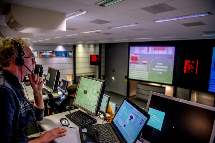 Een man die data bekijkt op computers