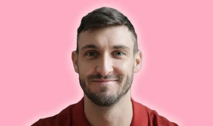 Portretfoto van man met roze achtergrond.