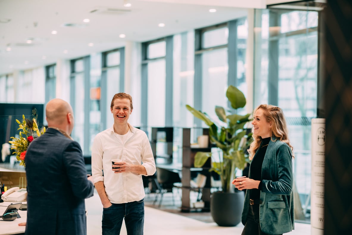 Mensen die met elkaar staan te praten