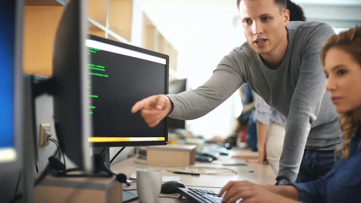 2 collegas kijken naar een scherm