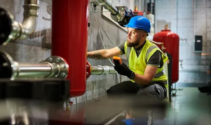 Werkende man doet een check in een fabriek