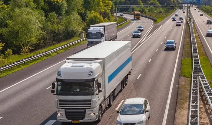 Vrachtwagen en auto's vanaf boven te zien op een snelweg