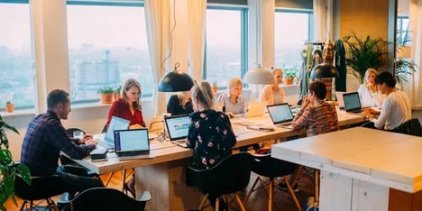 groep medewerkers met laptop aan tafel