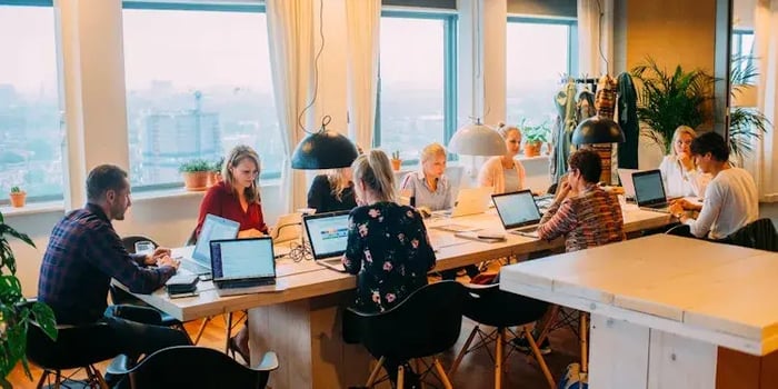 groep medewerkers met laptop aan tafel