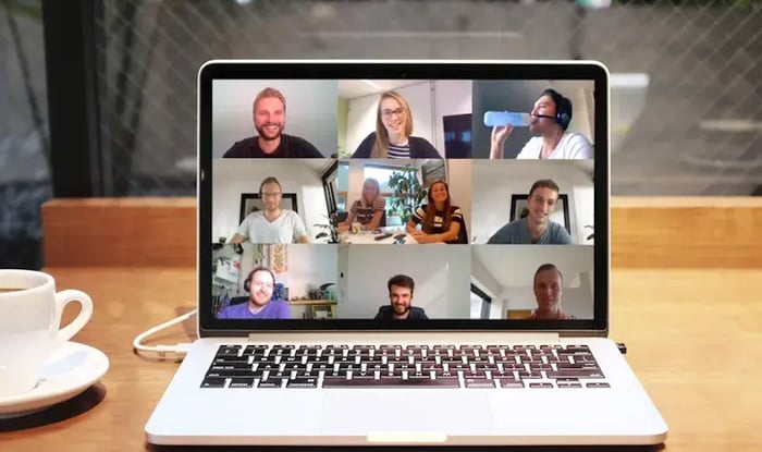 Scherm met collega´s in een call 