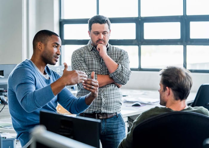 3 colleagues are talking to eachother.