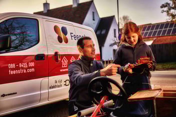 Een man en meisje voor een Feenstra busje