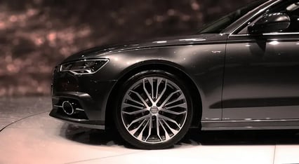 glanzende auto in showroom