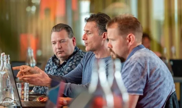 Mannelijke collega's in overleg.