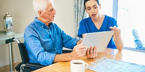 verpleegster met oudere man in gesprek