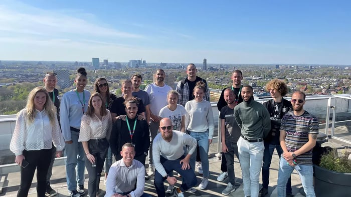 Groepsfoto op een terras