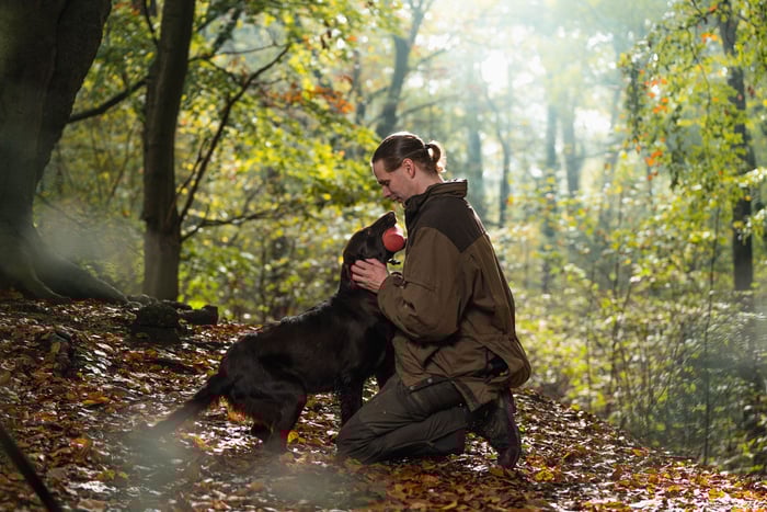 Foto Kelvin met hond in bos 