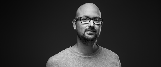 Een man die de camera in kijkt