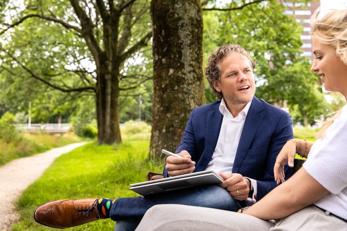 Man maakt notities in een park.