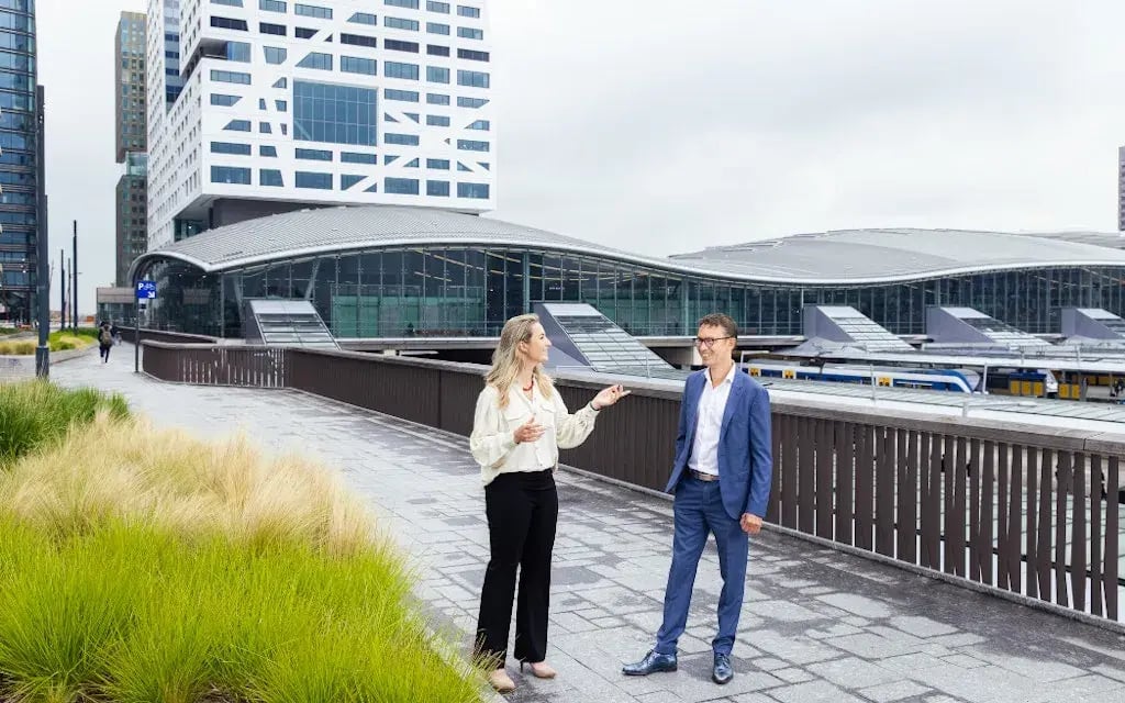 Twee collega´s in overleg buiten bij een kantoorgebouw