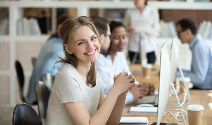 vrouw lacht in camera