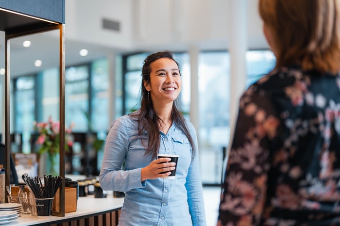 Glimlachende vrouw in professionele setting