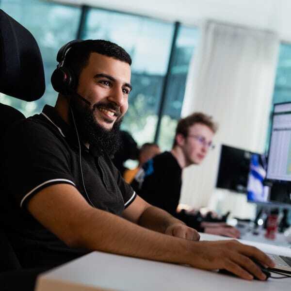 Mannelijke collega moet headset op.