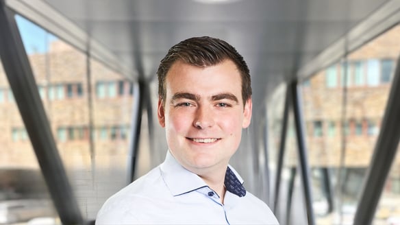 Roel van Reij kijkt lachend in de camera