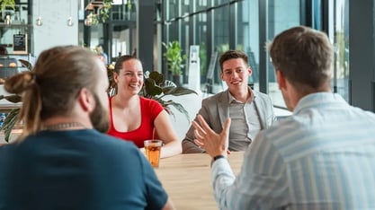 Collega's in overleg.