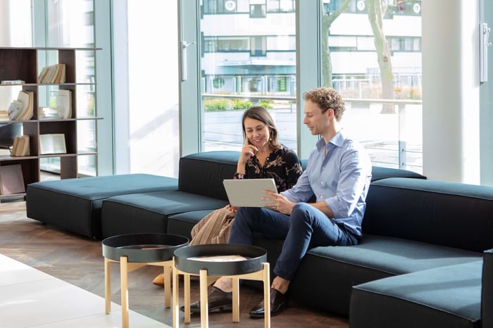 Collega's in overleg op de bank op kantoor.