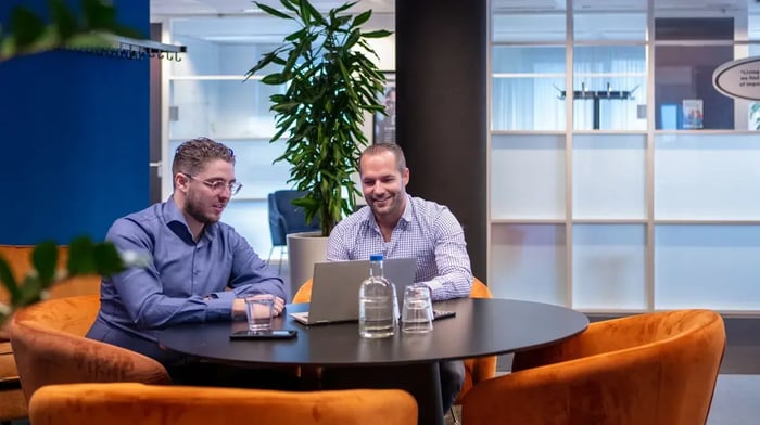 collegiaal overleg aan tafel