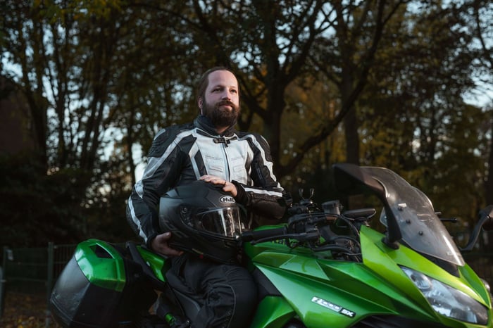 Bob op de motorfiets met hem in hand