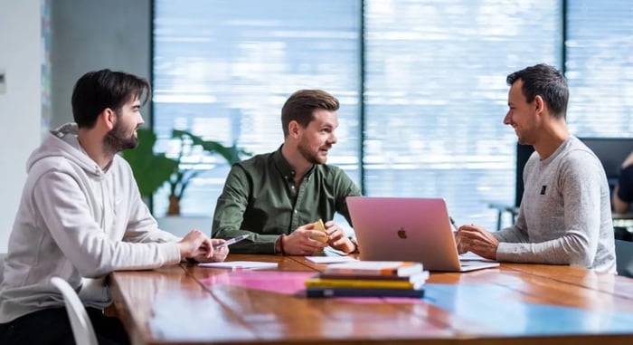 Mannen die overleggen aan een bureau