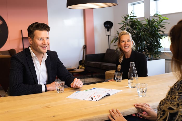 Man en vrouw zitten aan tafel