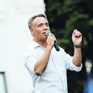 Michiel Kroeks presenteert voor publiek