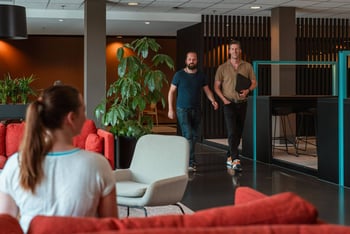 Twee collega's wandelen.