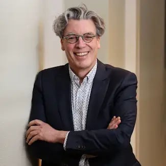 Robbrecht van Amerongen staat lachend in de gang