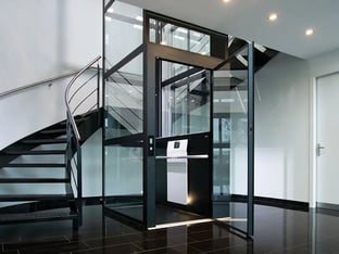 glazen lift in modern pand