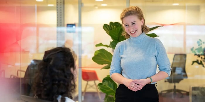 Collega's praten met elkaar