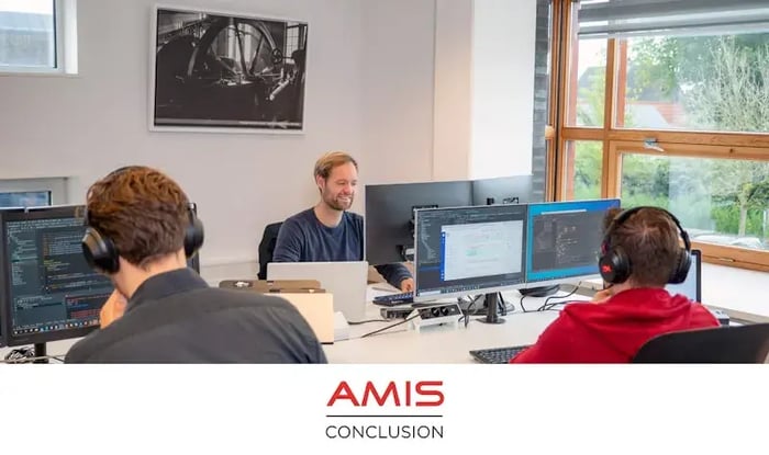 Mannelijke collega achter computerschermen.