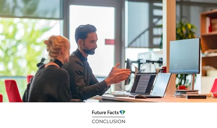 Mannelijke en vrouwelijke collega met laptops.