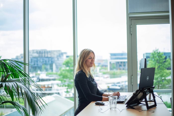 vrouw zittend achter bureau