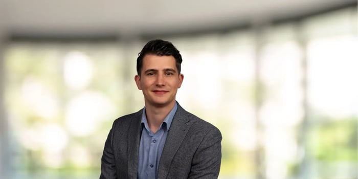 Corniels kijkt glimlachend in de camera.