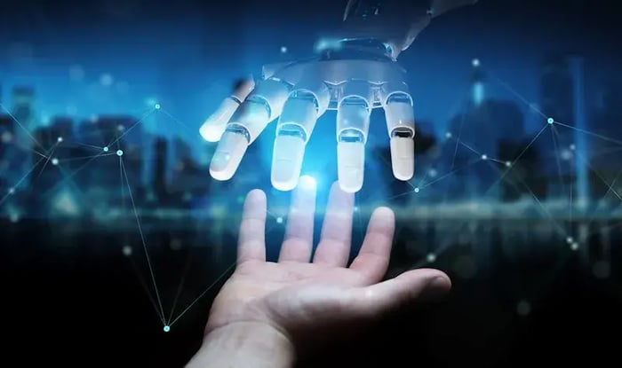 Robot hand en echt hand die elkaar bijna aanraken