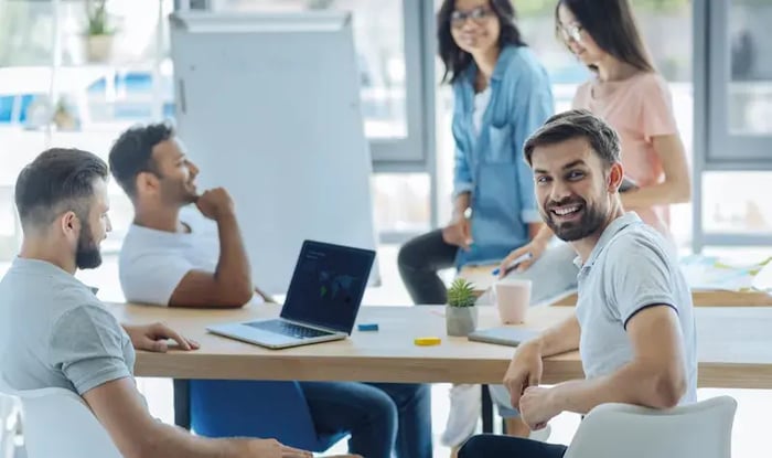 Collega's in een bespreking met elkaar