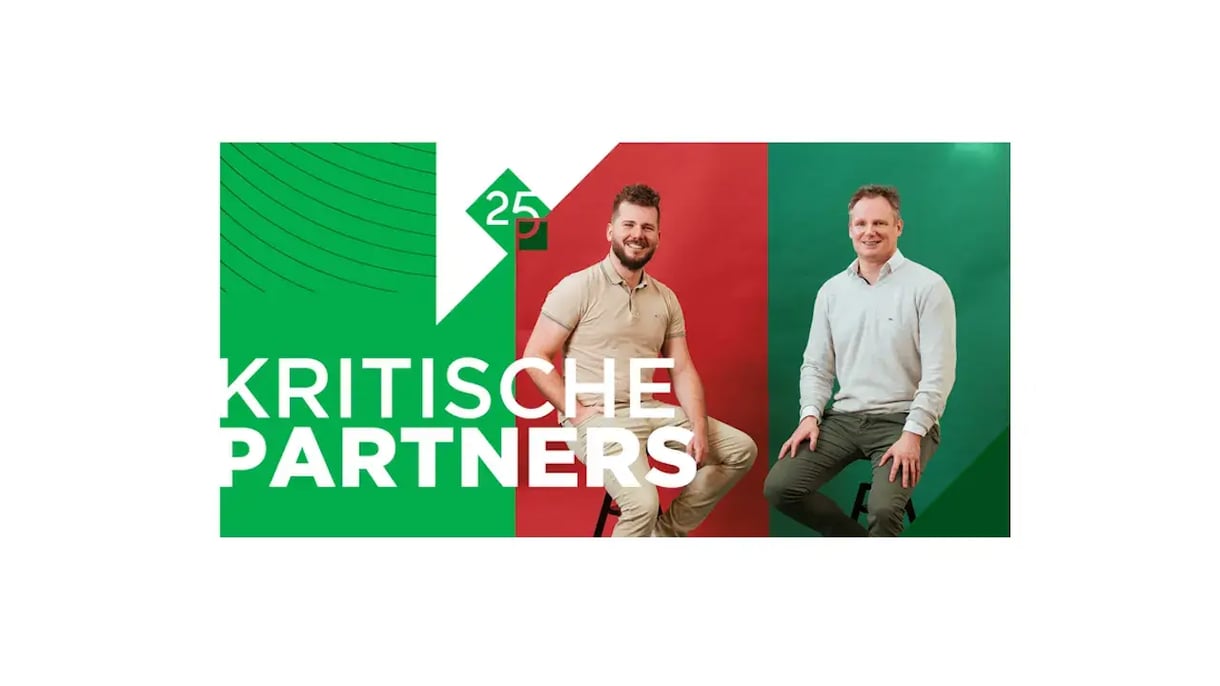 Twee collega's zitten naast elkaar.