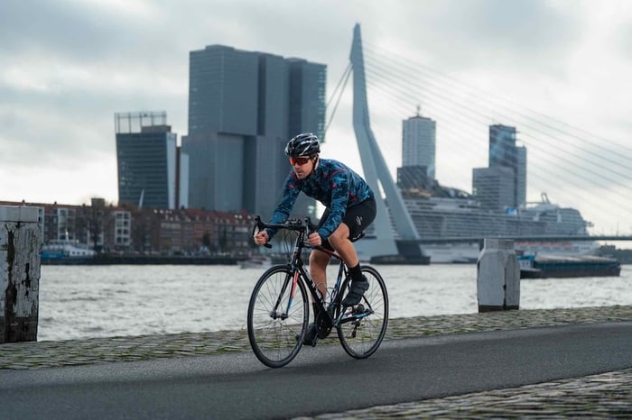 wielrenner met erasmusbrug op achtergrond