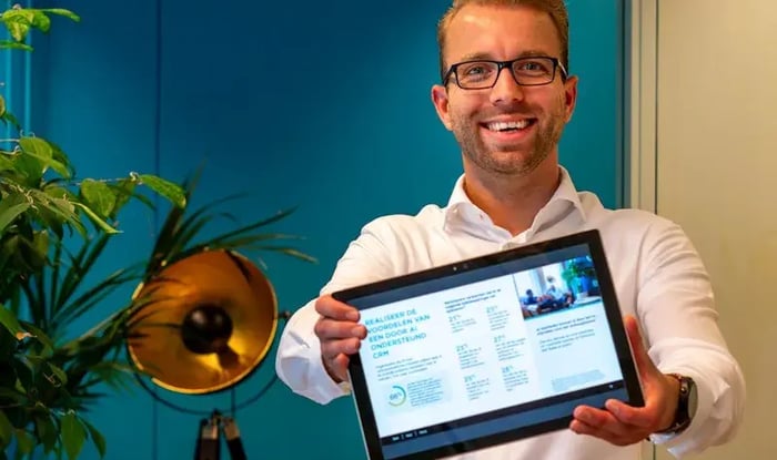 Man laat inhoud tabletscherm zien