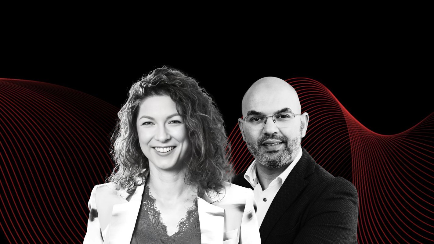 Kelly en Adil lachen.