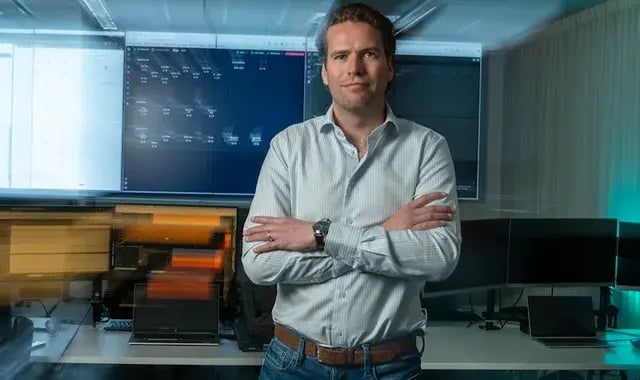 Man met armen over elkaar